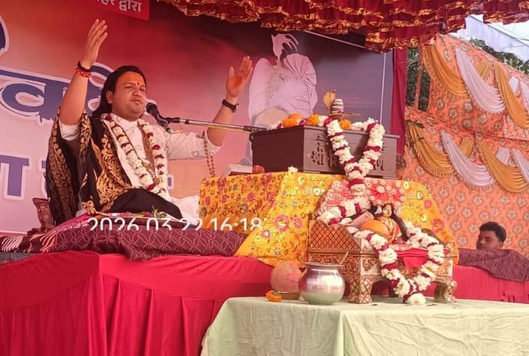 आवास विकास प्रथम में कथा सुनाते कथा व्यास। स्रोत: आयोजक