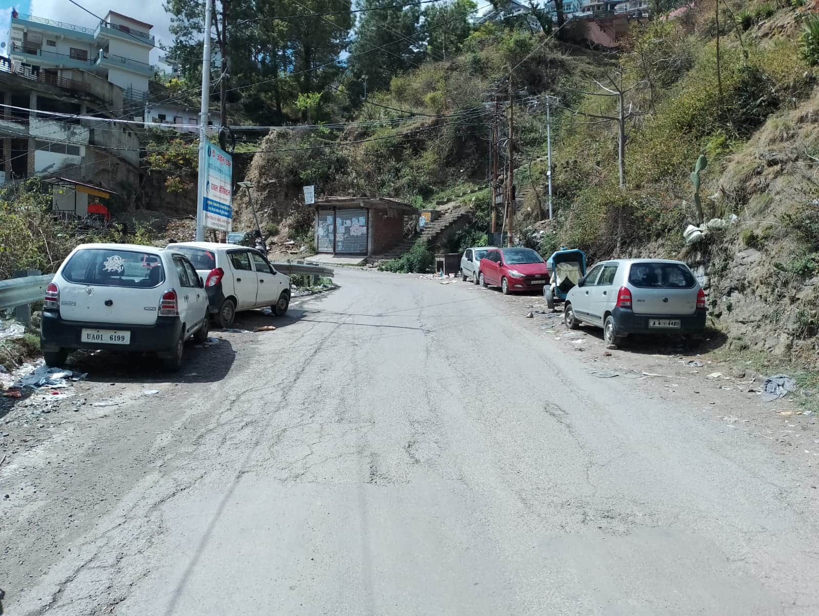  अल्मोड़ा-पिथौरागढ़ एनएच पर सिकुड़ा बैंड के पास दोनों तरफ खड़े वाहन। संवाद