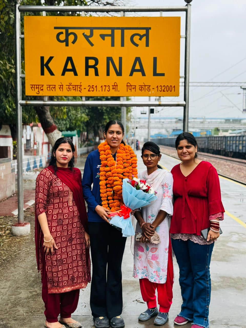 अलीशा का स्वागत करते परिजन स्वयं