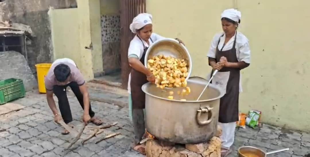 खाना बनाती जीवीका दीदी