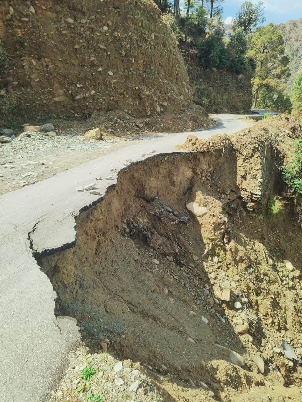 अपर सरथली सड़क की खस्ताहालत संवाद