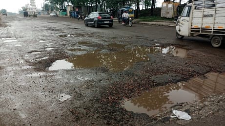 Potholes on city roads, authorities ignore filling them