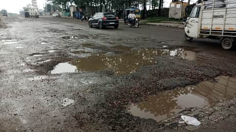 असंध रोड पर टूटी सड़क। संवाद