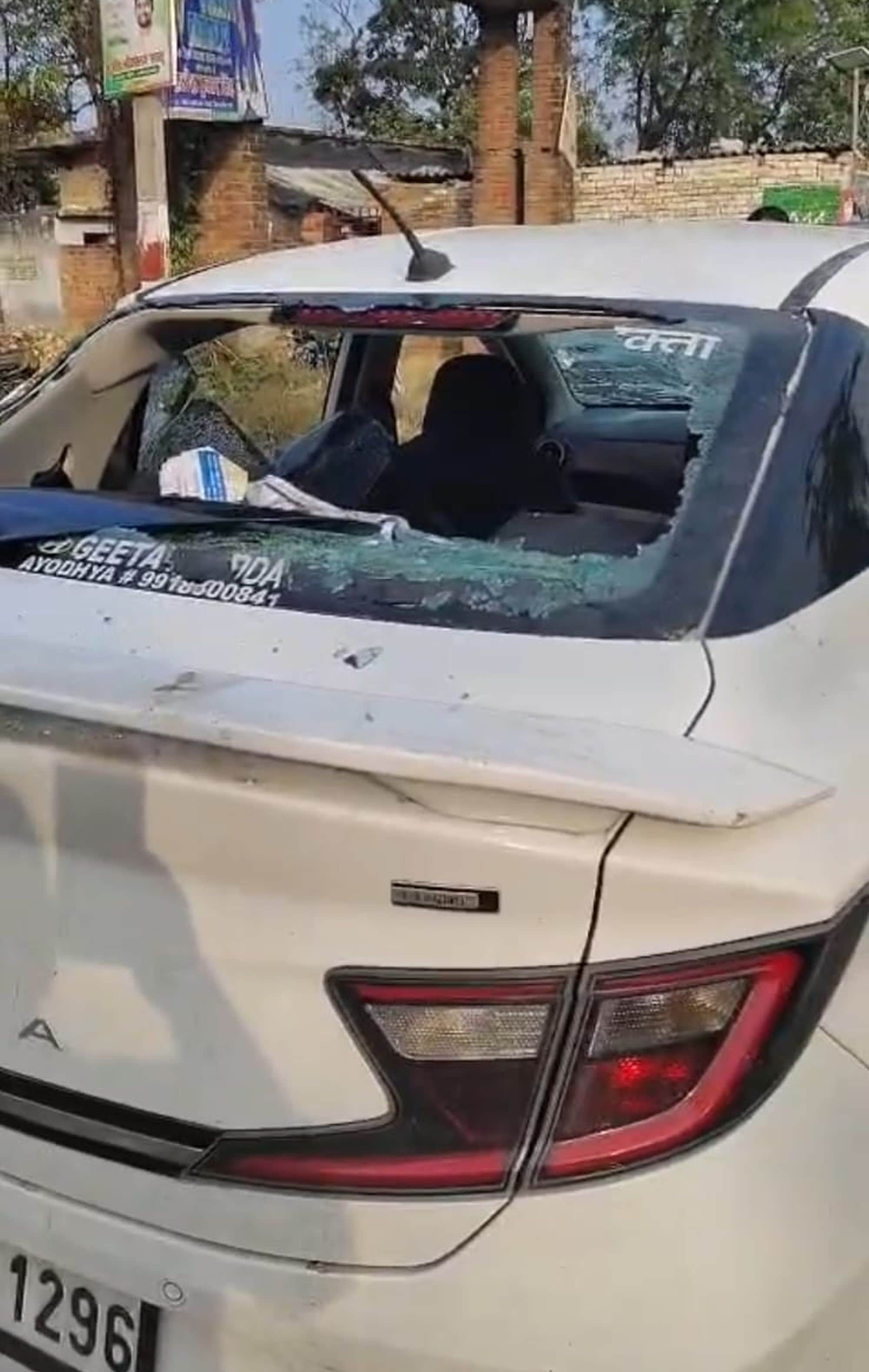 अधिवक्ता प्रभात मिश्रा की कार का टूटा सीसा।