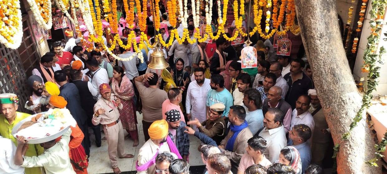 10,000 devotees bowed their heads in the court of Balyogi.