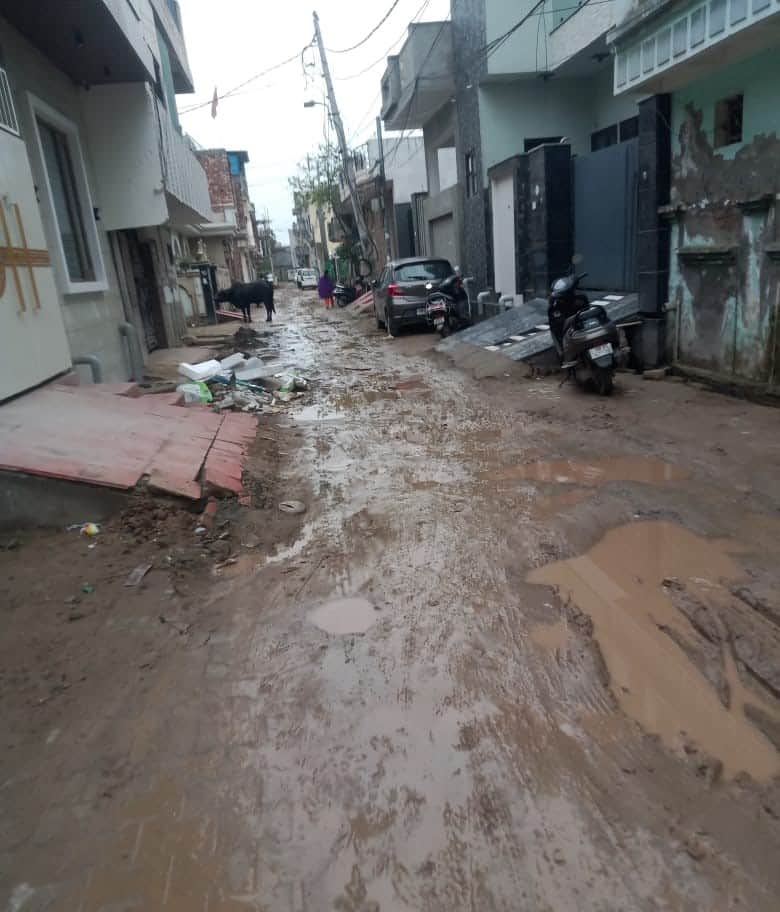 बीडी फ्लोर मिल की मुख्य सड़क पर बरसात के बाद के हालात। स्वयं