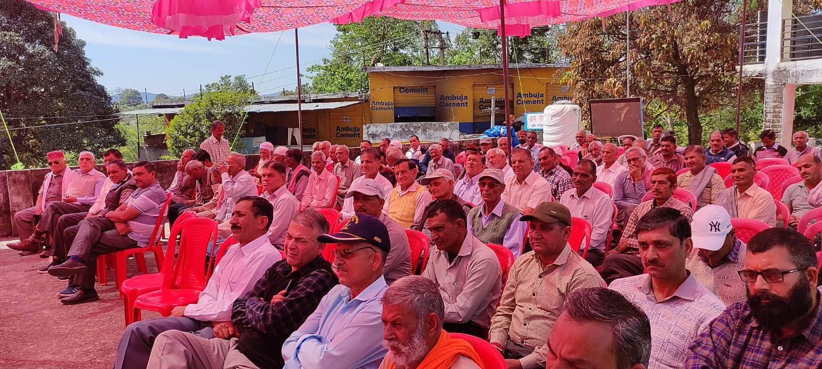 बडग़ांव  कृषि सहकारी सभा की बैठक में मौजूद विभिन्न क्षेत्रों से आए सदस्य। स्त्रोत सभा