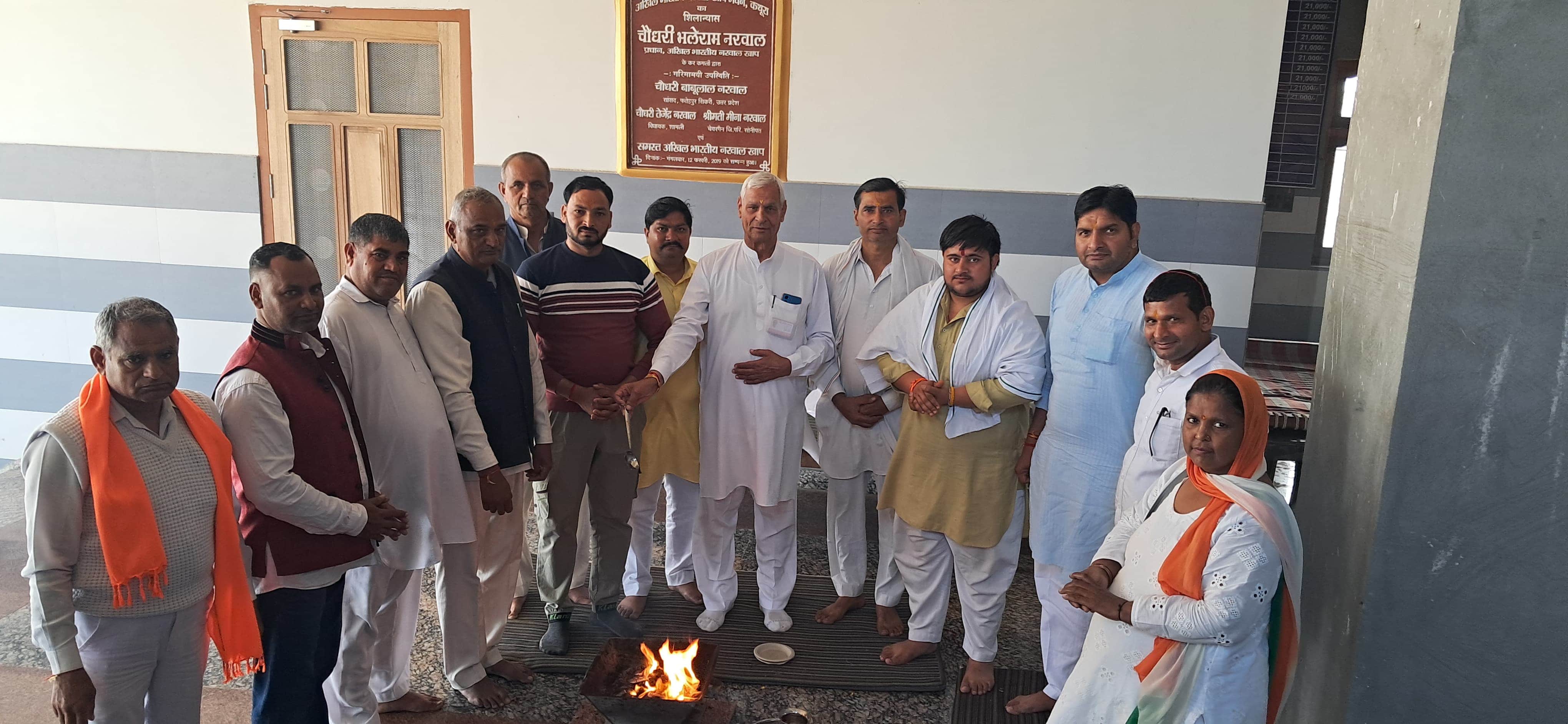 भाजपा के प्रशिक्षण महाअभियान में हवन करते भाजपा नेता व कार्यकर्ता। स्रोत : प्रवक्ता 