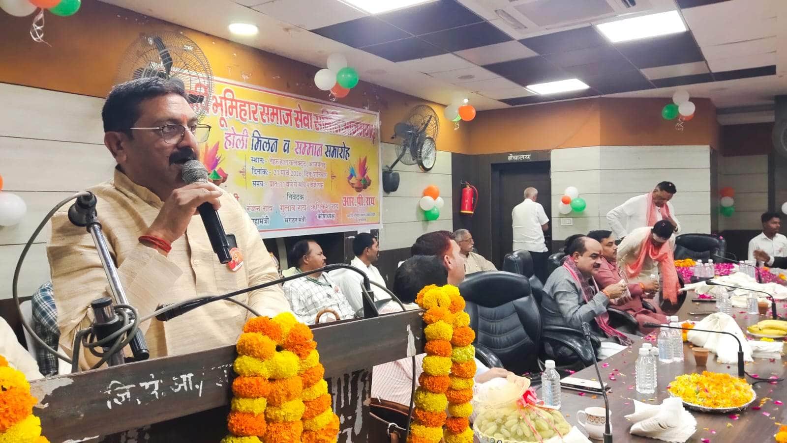 भूमिहार समाज के कार्यक्रम को संबोधित करते वक्ता। संवाद