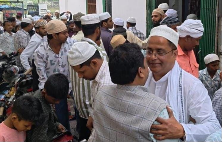 Eid al-Fitr prayers were offered in a joyous atmosphere, but the rain kept worshippers from gathering in mosques.
