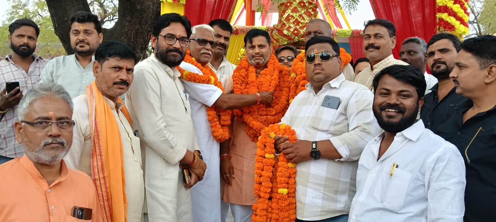 बहादुरगंज के चंडी धाम परिसर में भाजपा के जिला मंत्री बने मयंक राय का माल्यार्पण कर सम्मानित करत