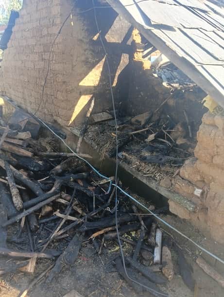 भवारना के तहत ग्राम पंचायत वाहे दा पट्ट के बोहरखड में आग लगने से जला मकान। स्रोत: जागरूक पाठक