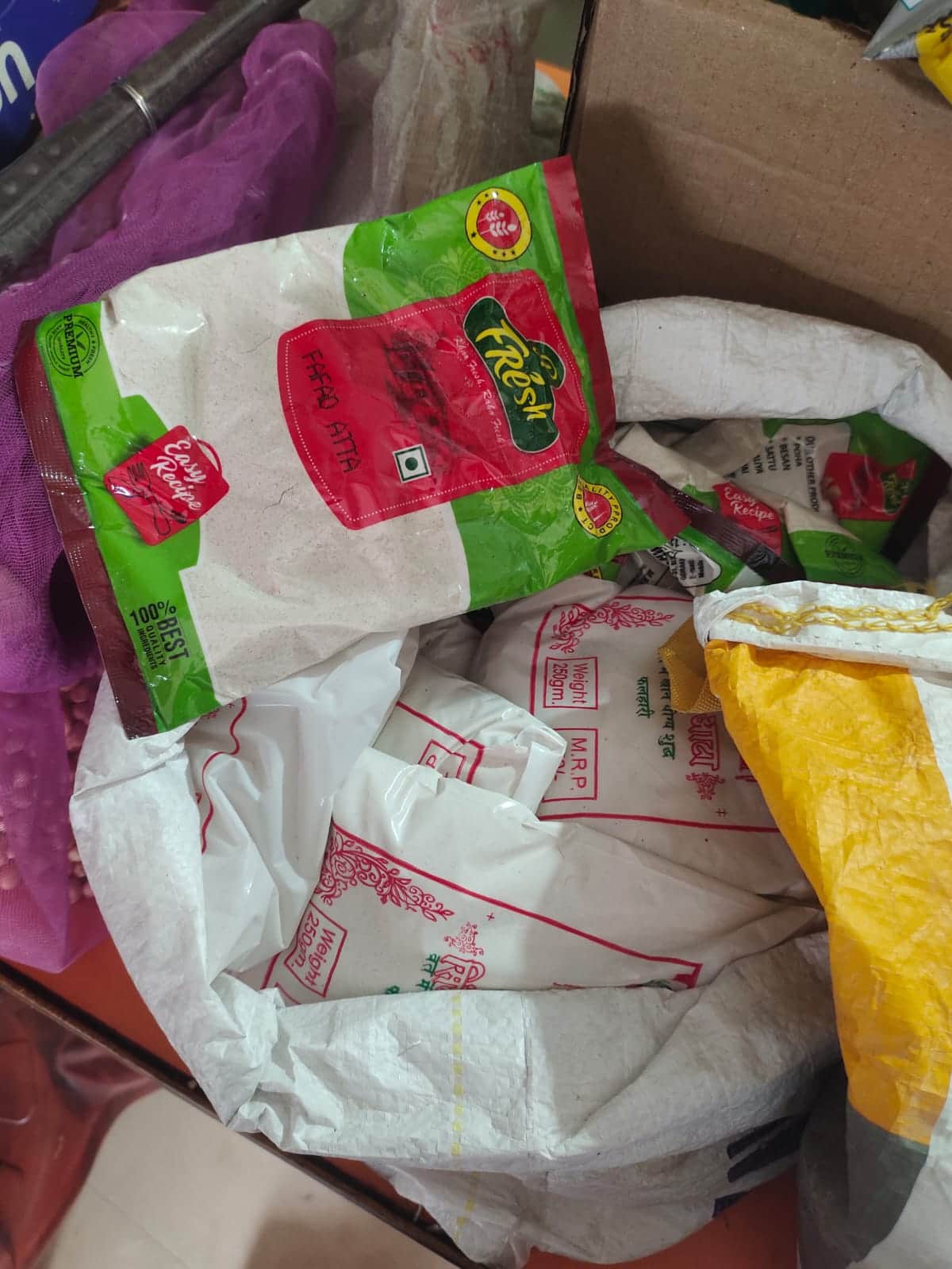 बाजार में बिक रहा कुट्टू और सिंघाड़े का आटा संवाद