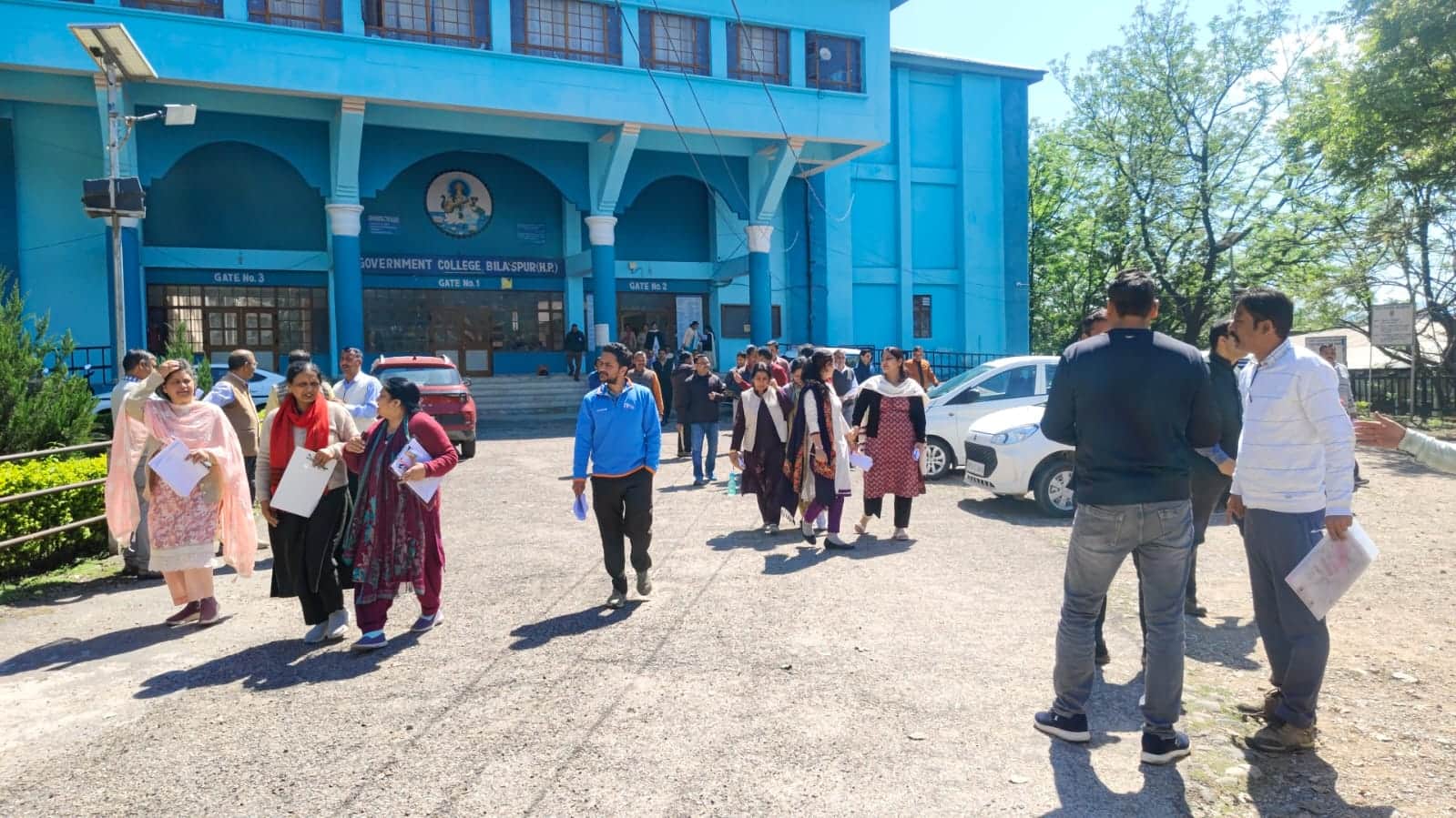 बिलासपुर कॉलेज में आयोजित सीबीएसई स्क्रीनिंग टेस्ट देकर बाहर आते शिक्षक। संवाद