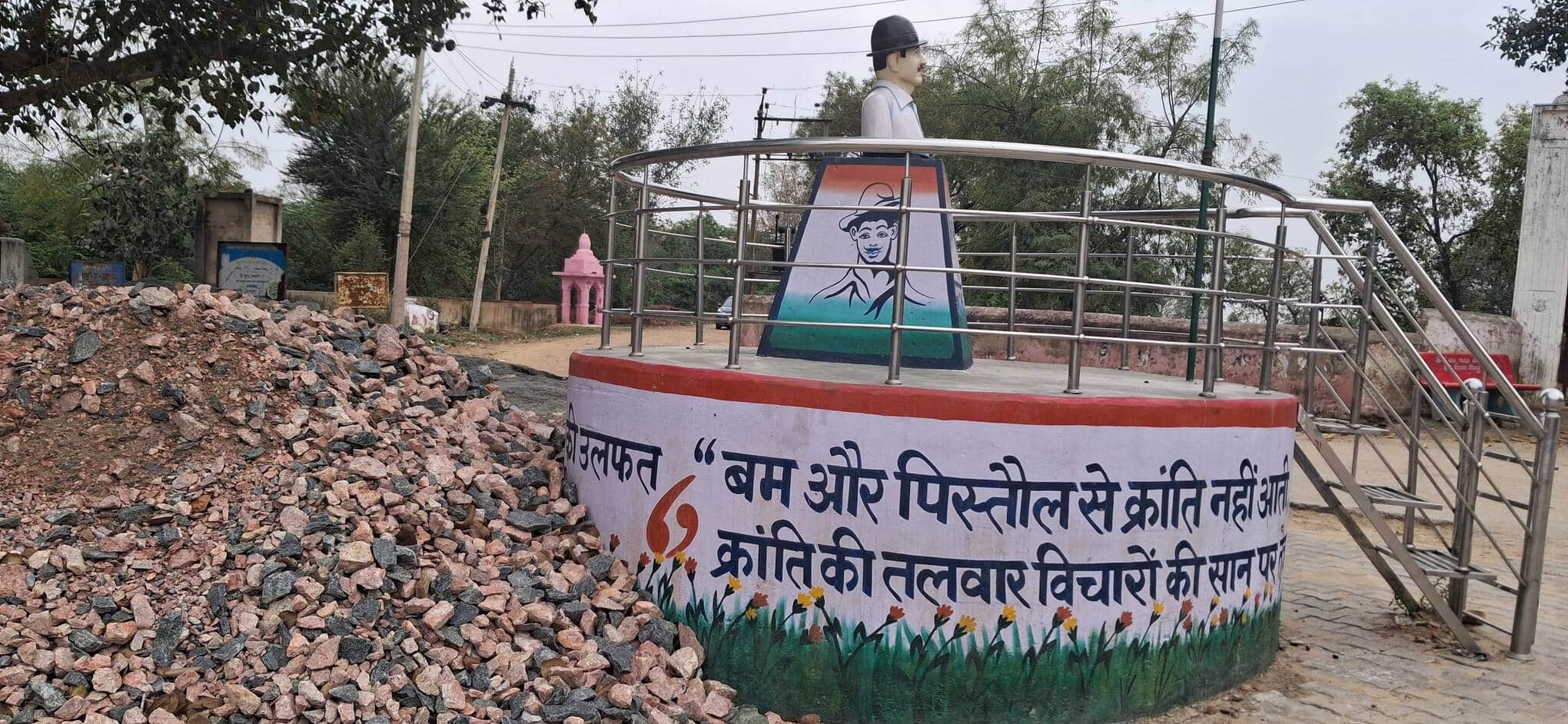 बलिदान भगत सिंह स्मारक पर मलबा। स्रोत : ग्रामीण