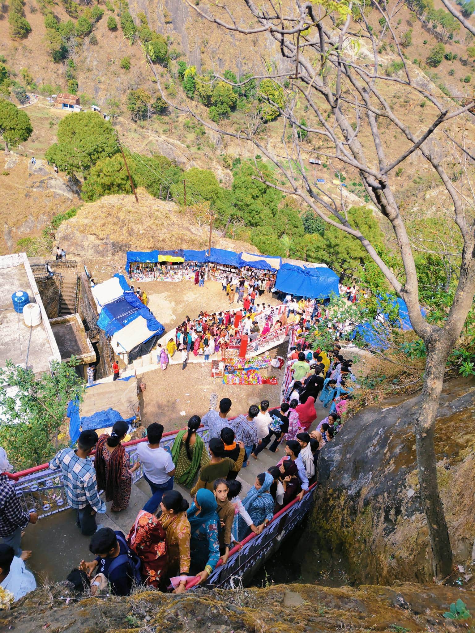 बिलावर के माता बालासुंदरी मंदिर में पहाड़ी चोटी पर स्थित मंदिर में पहुंचने के लिए लगी भक्तों क