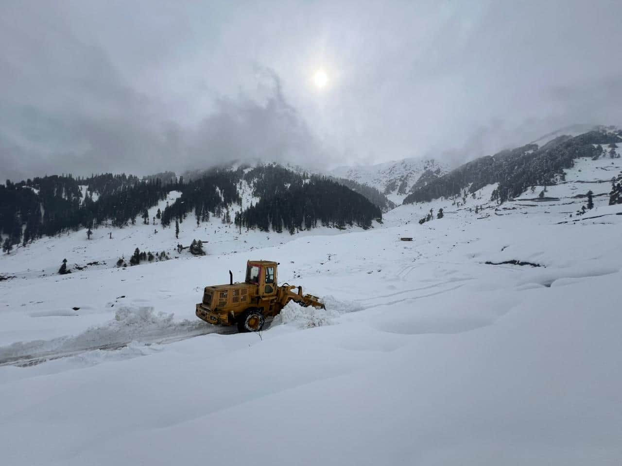 बनी भद्रवाह मार्ग पर छत्रगला में बर्फ हटाती मशीनसंवाद