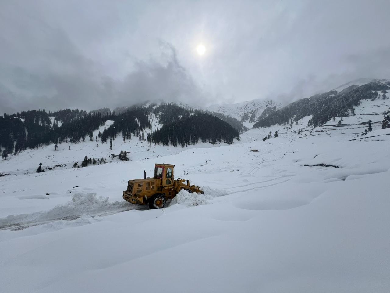 बनी भद्रवाह मार्ग पर छत्रगला में बर्फ हटाती मशीनसंवाद