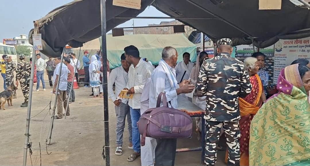 बोर्डर पर जांच करते जवान। 