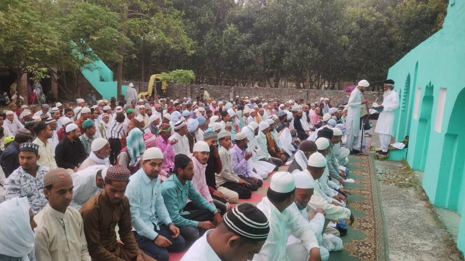 बार्डर से सटे गांव मिश्रवलिया में नमाज अदा करते लोग।