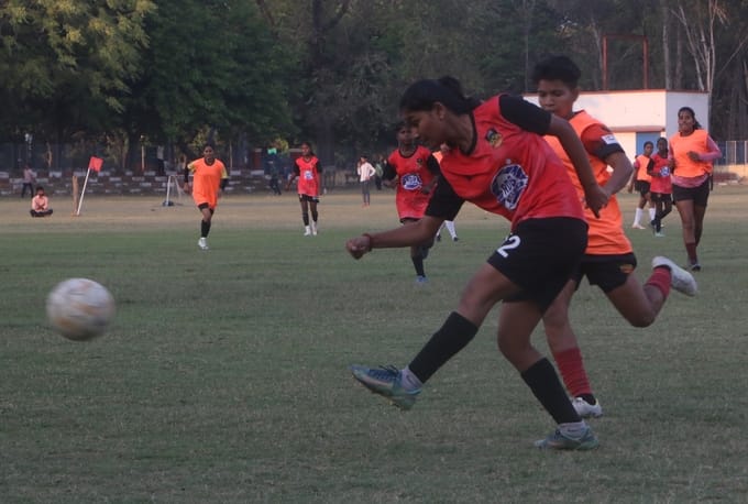 The senior team lost due to Komal and Mehak's goals.