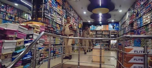 बराड़ा में चोरी के बाद शोरूम का मुआयना करती पुलिस। संवाद