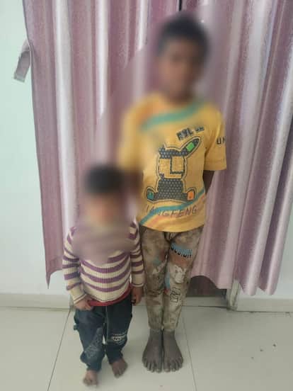 Two innocent children were found at a bus stop.The mother