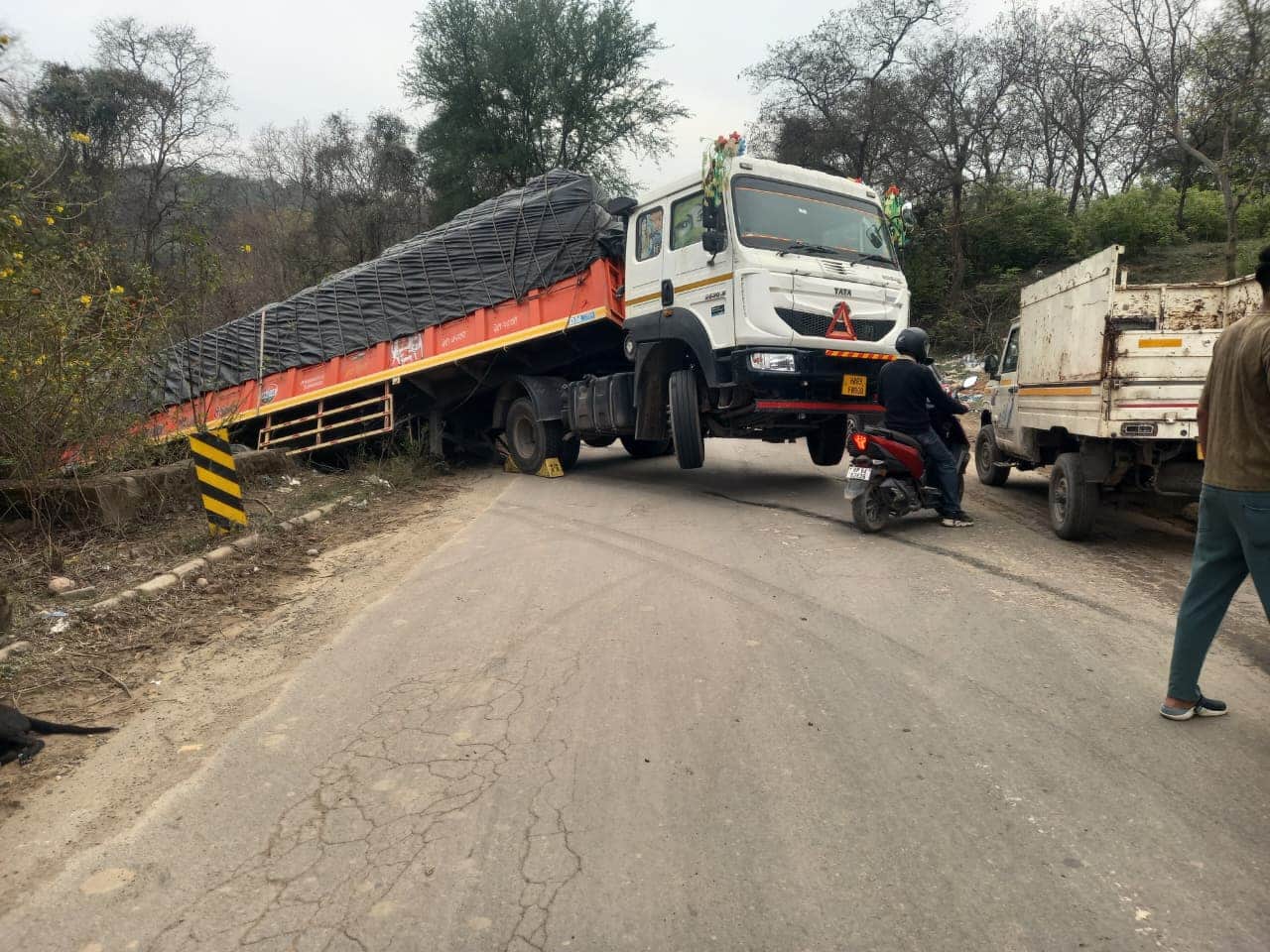 बद्दी- चंडीगढ़ मार्ग पर भैरव मंदिर के समीप सड़क पर खड़ा हुआ ट्रक- संवाद।