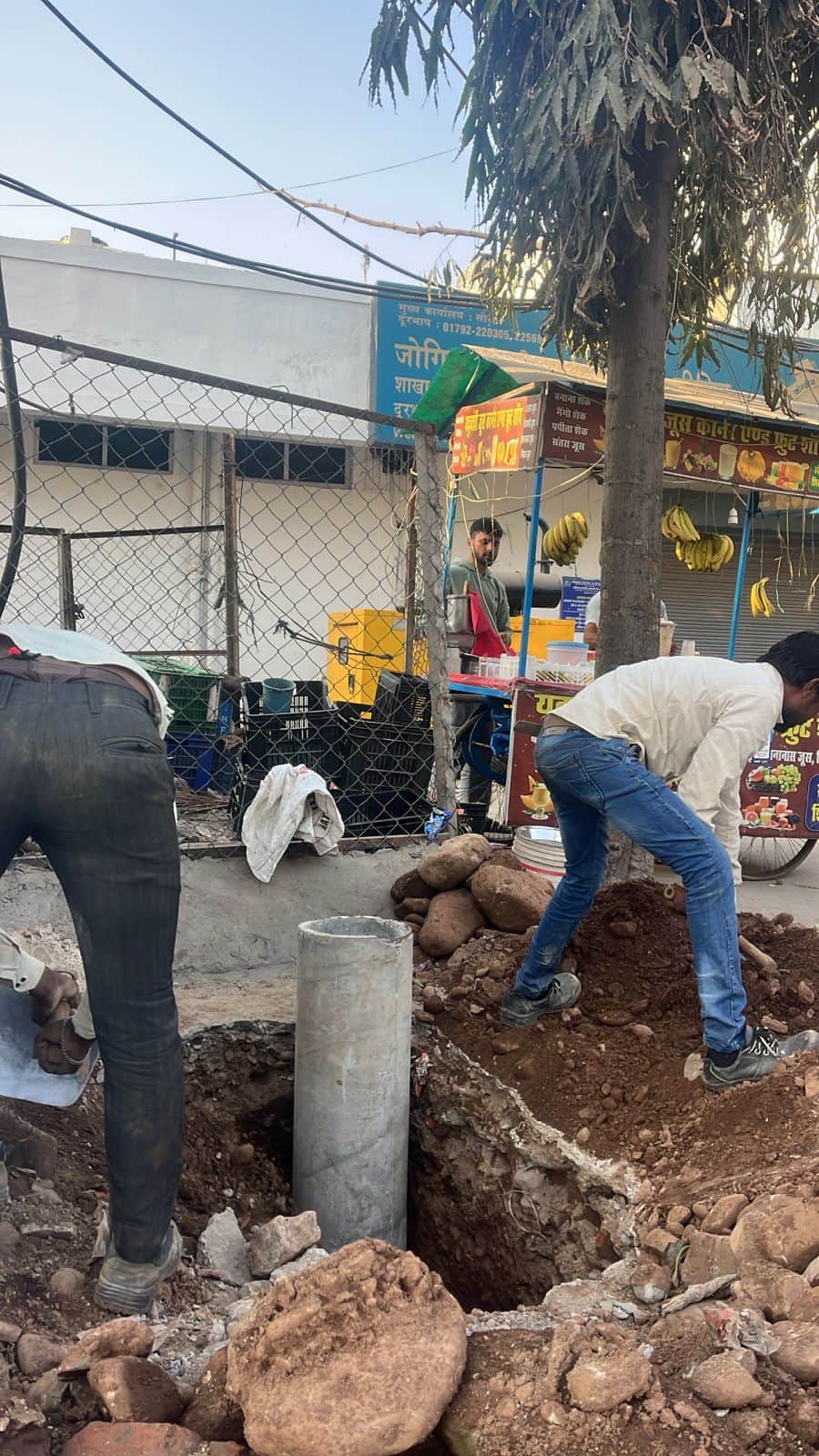 बद्दी साई मार्ग पर बिजली बोर्ड के कर्मचारी गड्ढे खोदते हुए- संवाद।