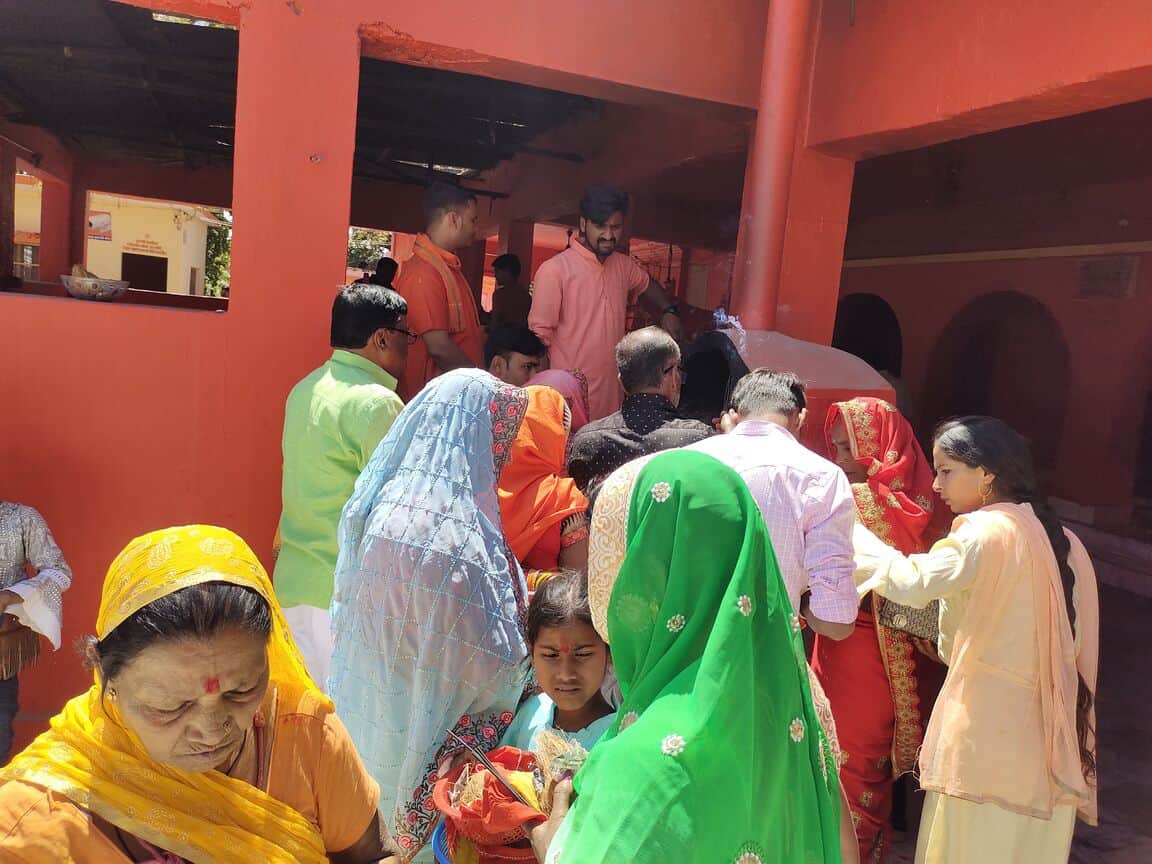 चिल्हिया क्षेत्र के पल्टादेवी देवी मंदिर पर पूजा अर्चना करते श्रद्धालु। संवाद