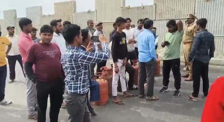 People Block Road After Failing to Get Gas Cylinders