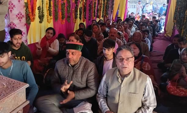 चामुंडा मंदिर में सुबह की आरती का सुमिरन करते श्रद्धालु। स्रोत: मंदिर