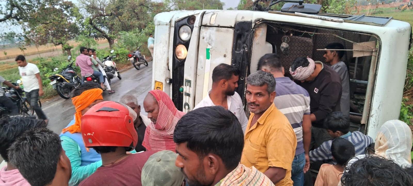 चितबड़ागांव क्षेत्र के सुजायत गांव के समीप असंतुलित होकर पलटी बस तथा मौके पर उपस्थित लोग।संवाद