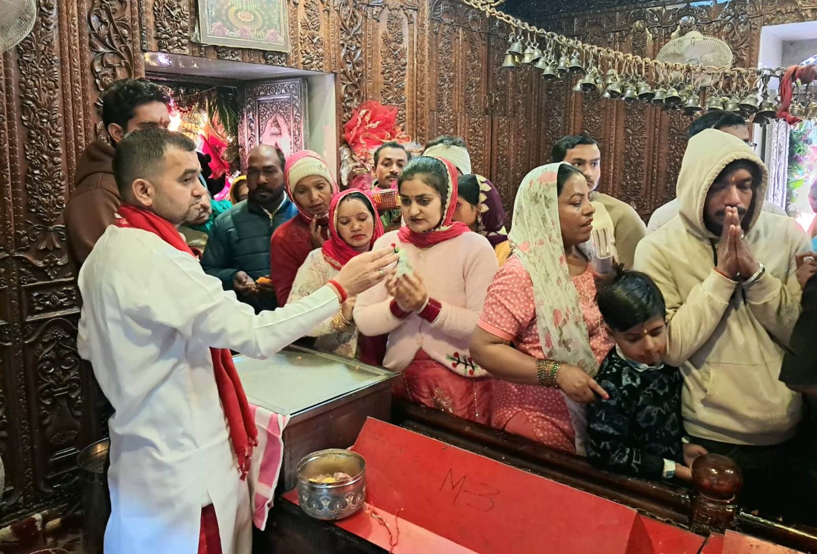 चैत्र नवरात्र पर त्रिलोकपुर मंदिर में शीश नवाते श्रद्धालु। स्रोत : जन संपर्क विभाग