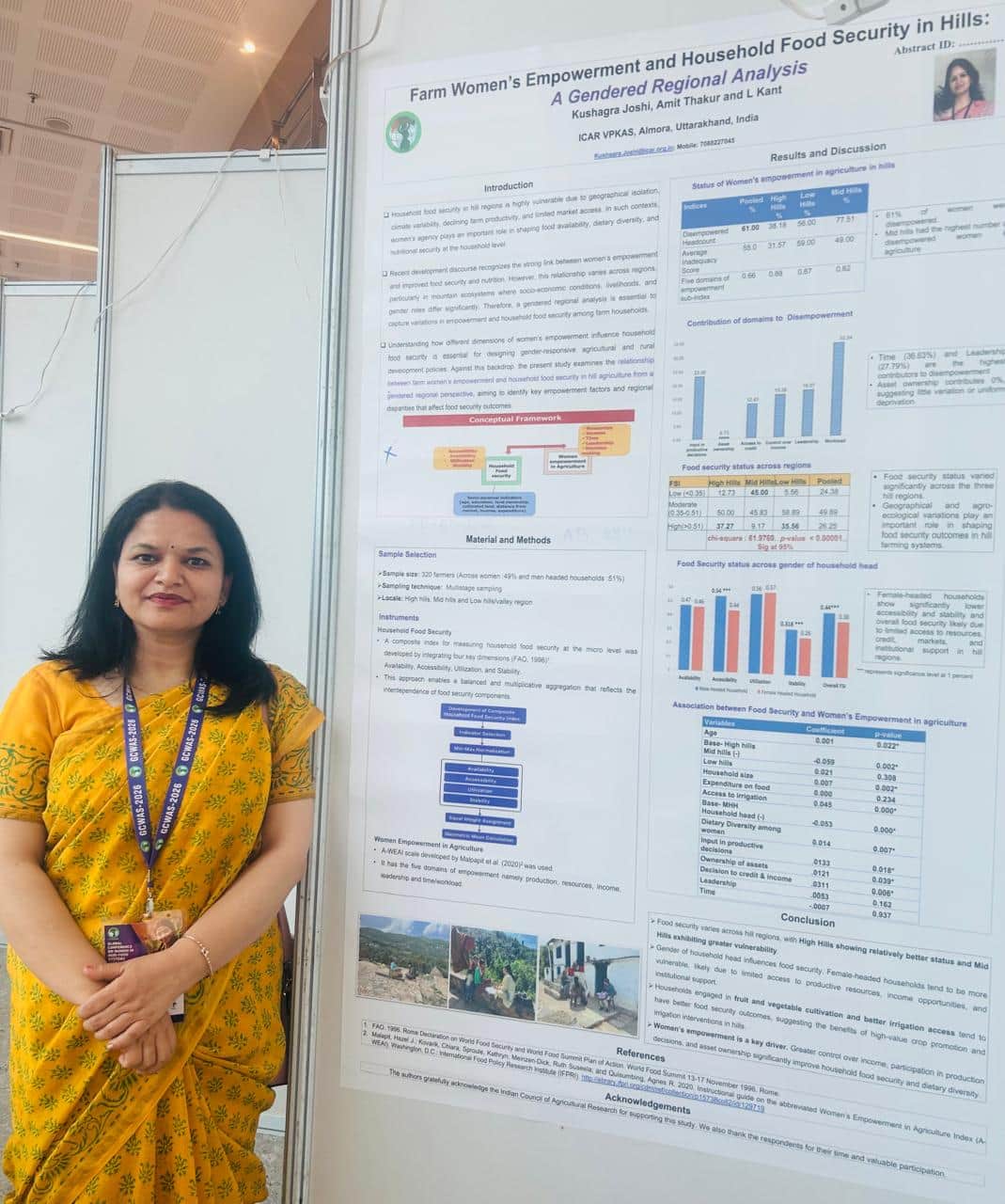 चयनित पोस्टर के साथ वीपीकेएएस की वैज्ञानिक। स्रोत स्वयं