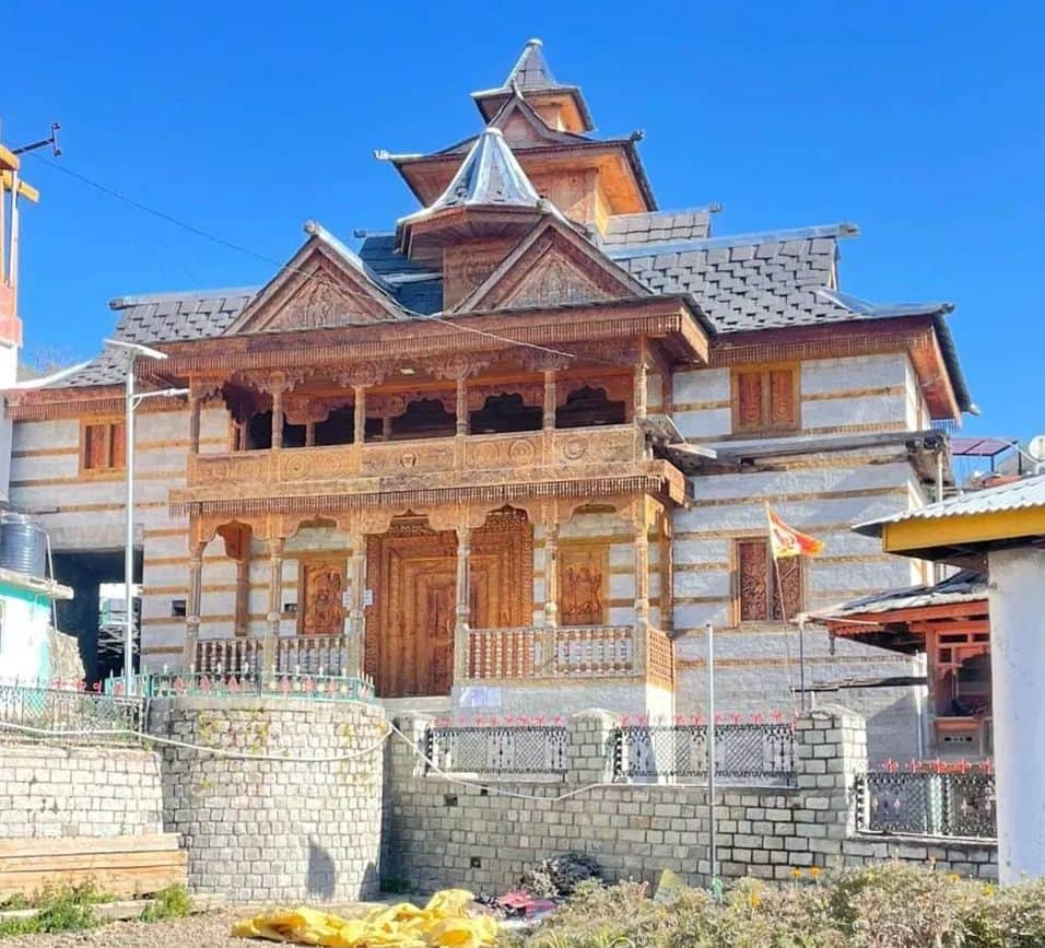 डंसा के जगूणी गांव की महिलाओं ने देवता दमुख डंसा के मंदिर निर्माण को भेंट की राशि। संवाद