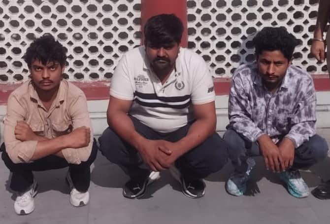 एसटीएफ से मुठभेड़ के बाद गिरफ्तार आरोपी अशोक, दीपांशु व रोहित। स्रोत : पुलिस प्रवक्त