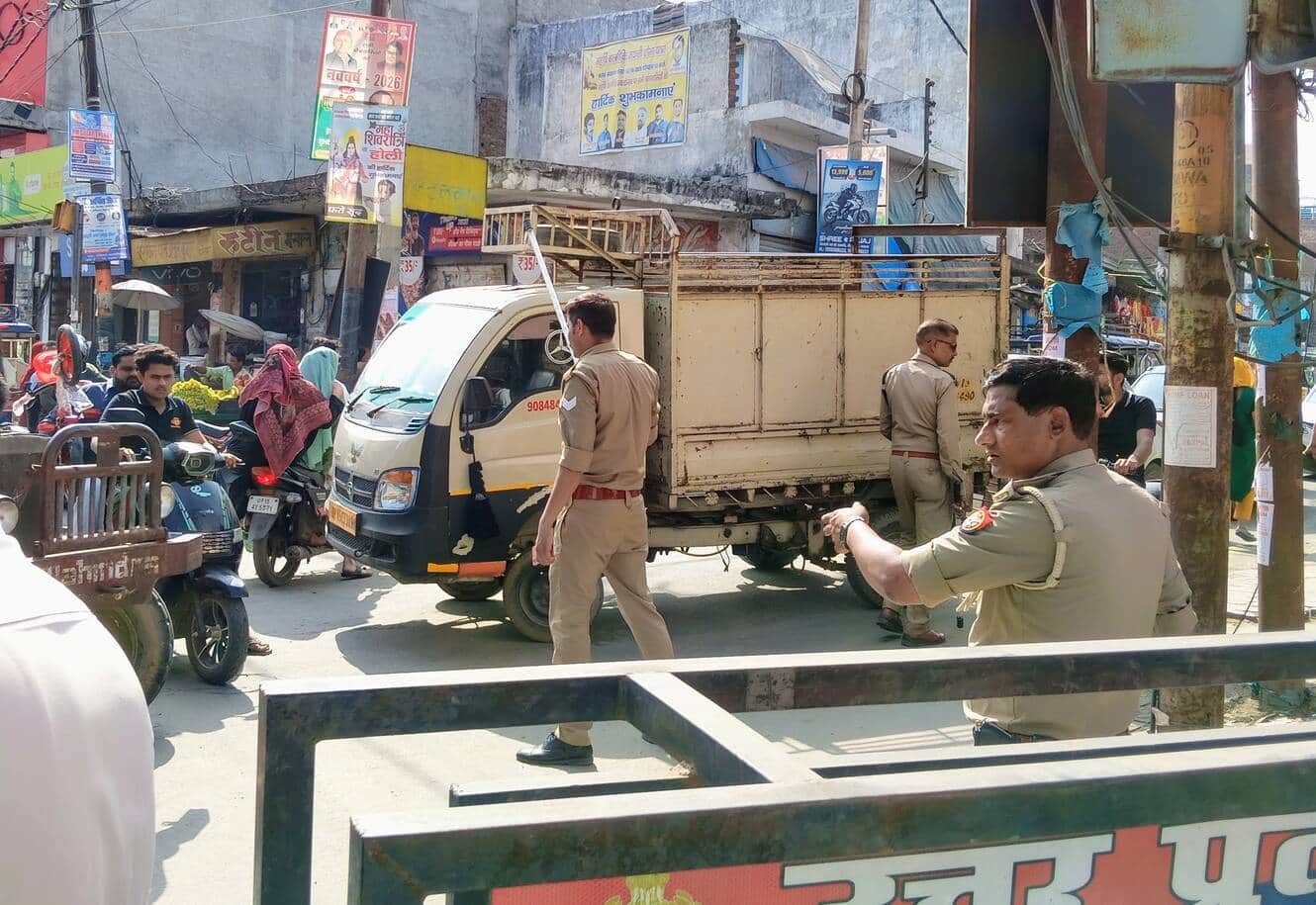 फलावदा रोड से छोटा हाथी को हटवाती पुलिस। (मवाना)