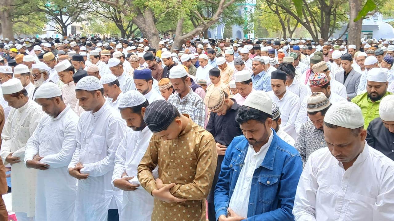 फोटो 1 शहर के ईदगाह पर ईद की नमाज अदा करते मुस्लिम समाज के लोग। संवाद