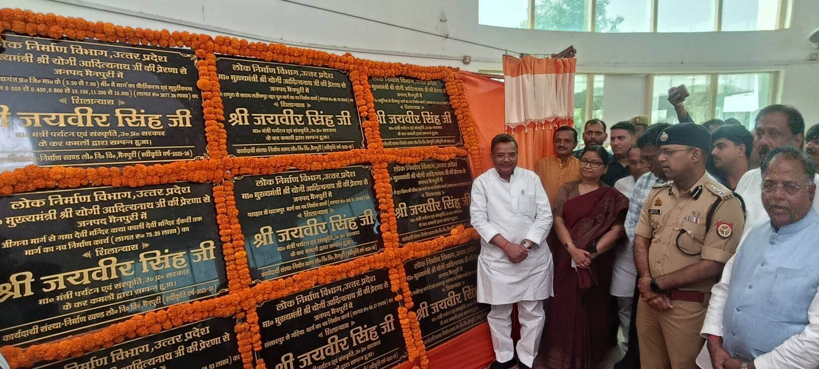 फोटो 10 विकास परियोजनाओं का शिलान्यास करते कैबिनेट मंत्री जयवीर सिंह। संवाद