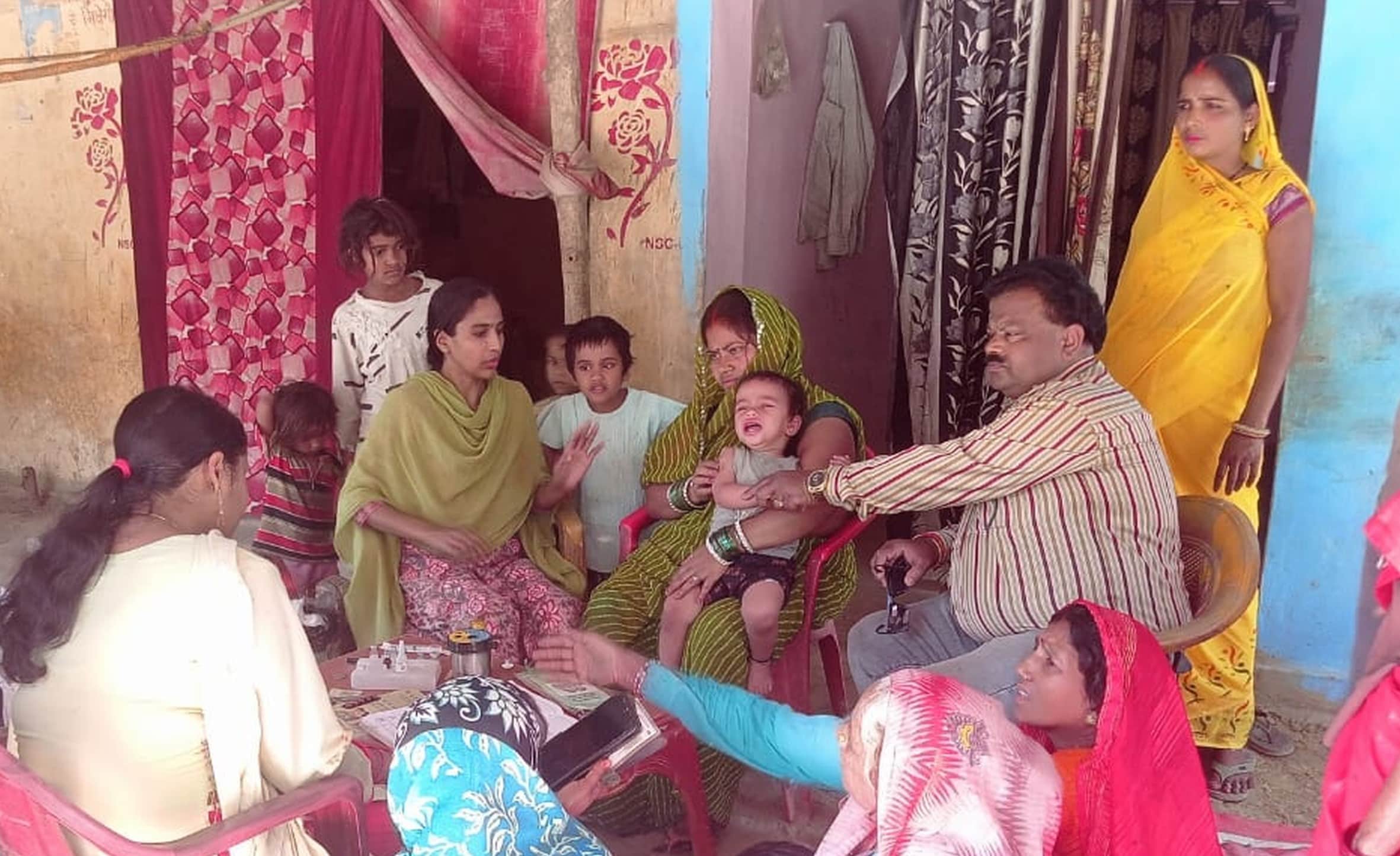 फोटो-11-बलरामपुर के विशुनपुर गांव में जानकारी लेती टीम ।-स्रोत: विभाग