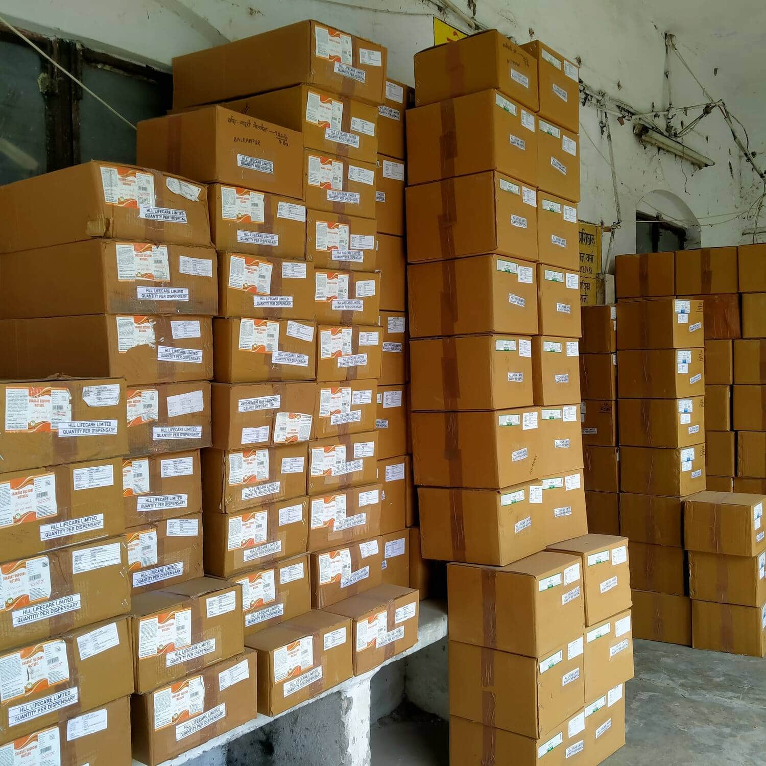 फोटो-13-बलरामपुर के क्षेत्रीय आयुर्वेदिक कार्यालय में रखी दवाएं ।-संवाद