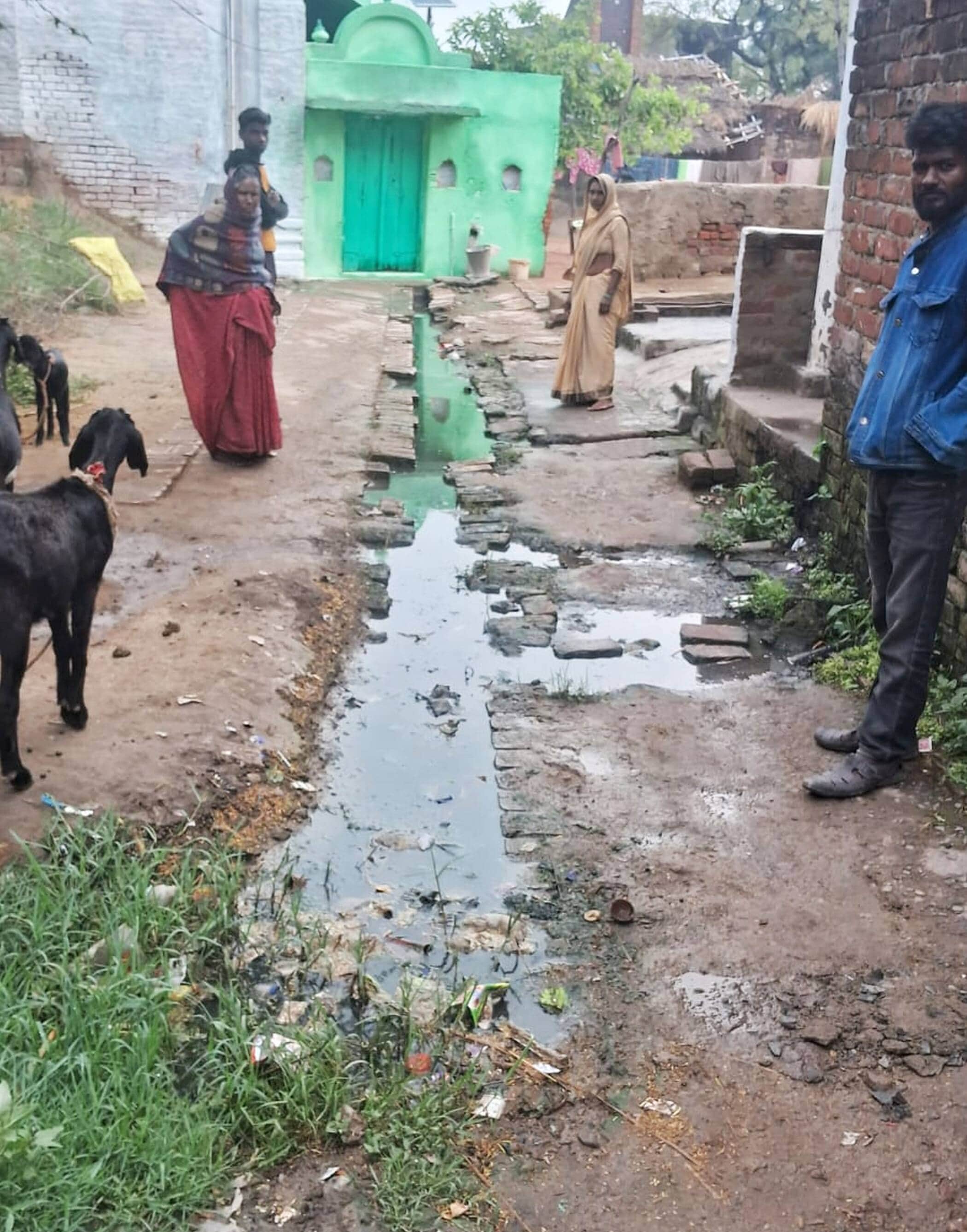 फोटो-18-कौंडर में बजबजाती नाली। संवाद