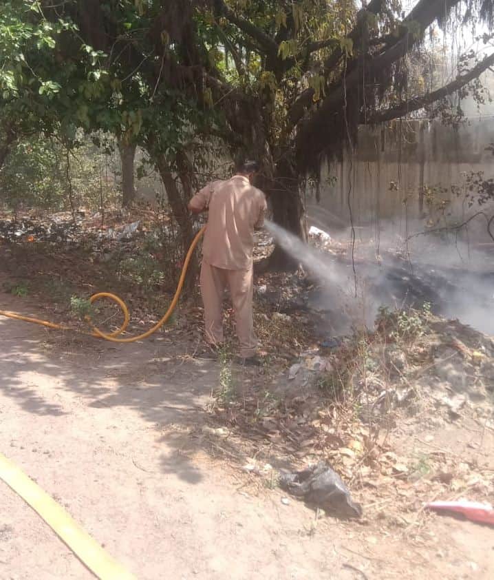 फोटो-18-पावर हाउस में खरपतवार में लगी आग को बुझाते कर्मी। स्रोत: दमकल कर्मी।