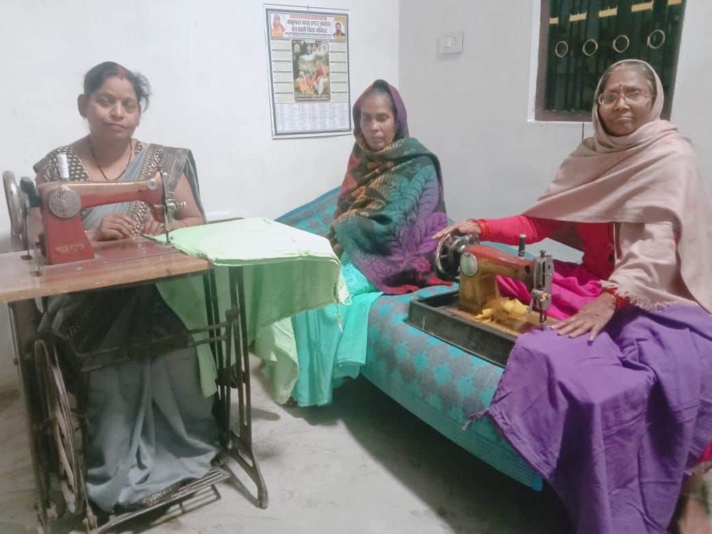 फोटो-2- सिलाई करतीं महिलाएं। आर्काइव