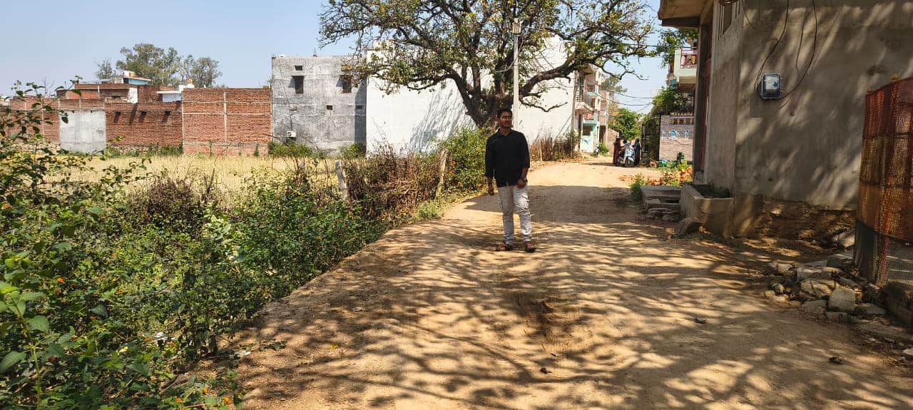 फोटो 22 सीकेटीपी-23-चमड़ा वाली गली के पास कच्चे रास्ते से निकलता युवक। संवाद