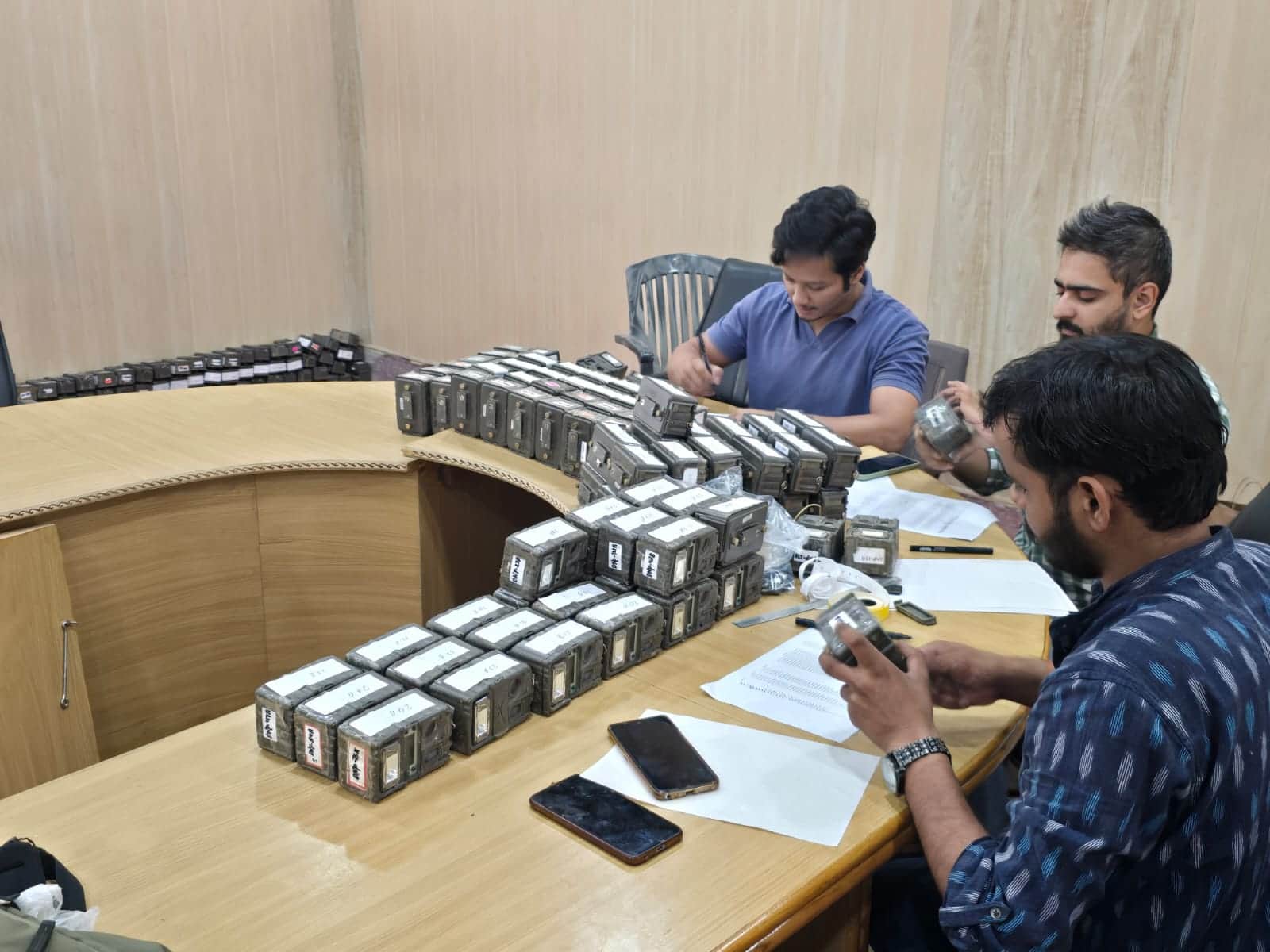 फोटो- 22सीकेटीपी 21 वन विभाग कार्यालय में आए कैमरों को देखते कर्मी। संवाद