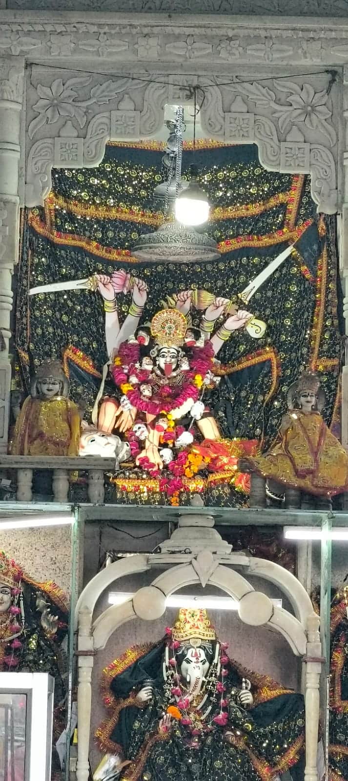 फोटो-25 रेलवे रोड स्थित मठिया देवा का भव्य सजा दरबार। संवाद