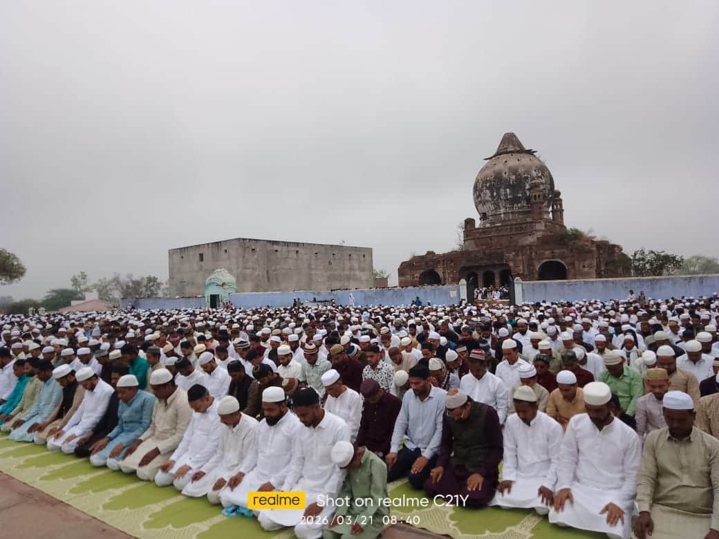 फोटो-29 बीबीगंज स्थित नई ईदगाह में नमाज पढ़ते लोग।  संवाद