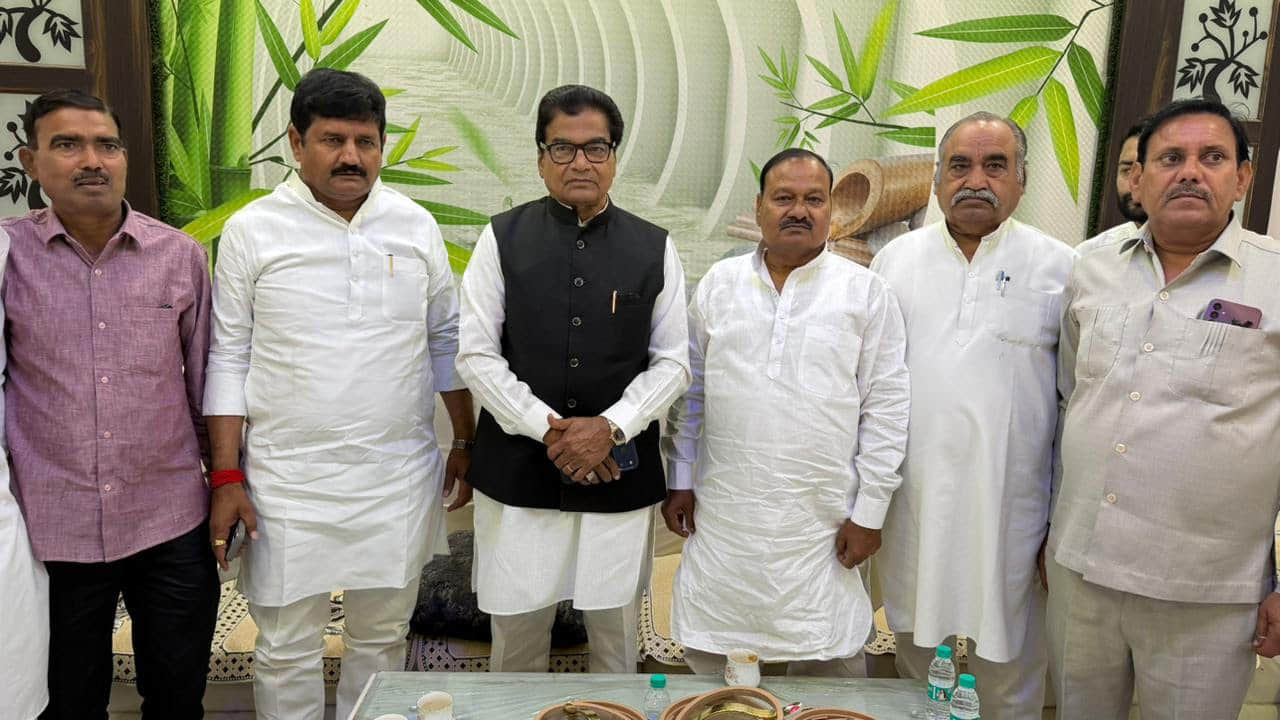 फोटो 29 करहल में सपा नेताओं के साथ मौजूद प्रो. रामगोपाल यादव। संवाद